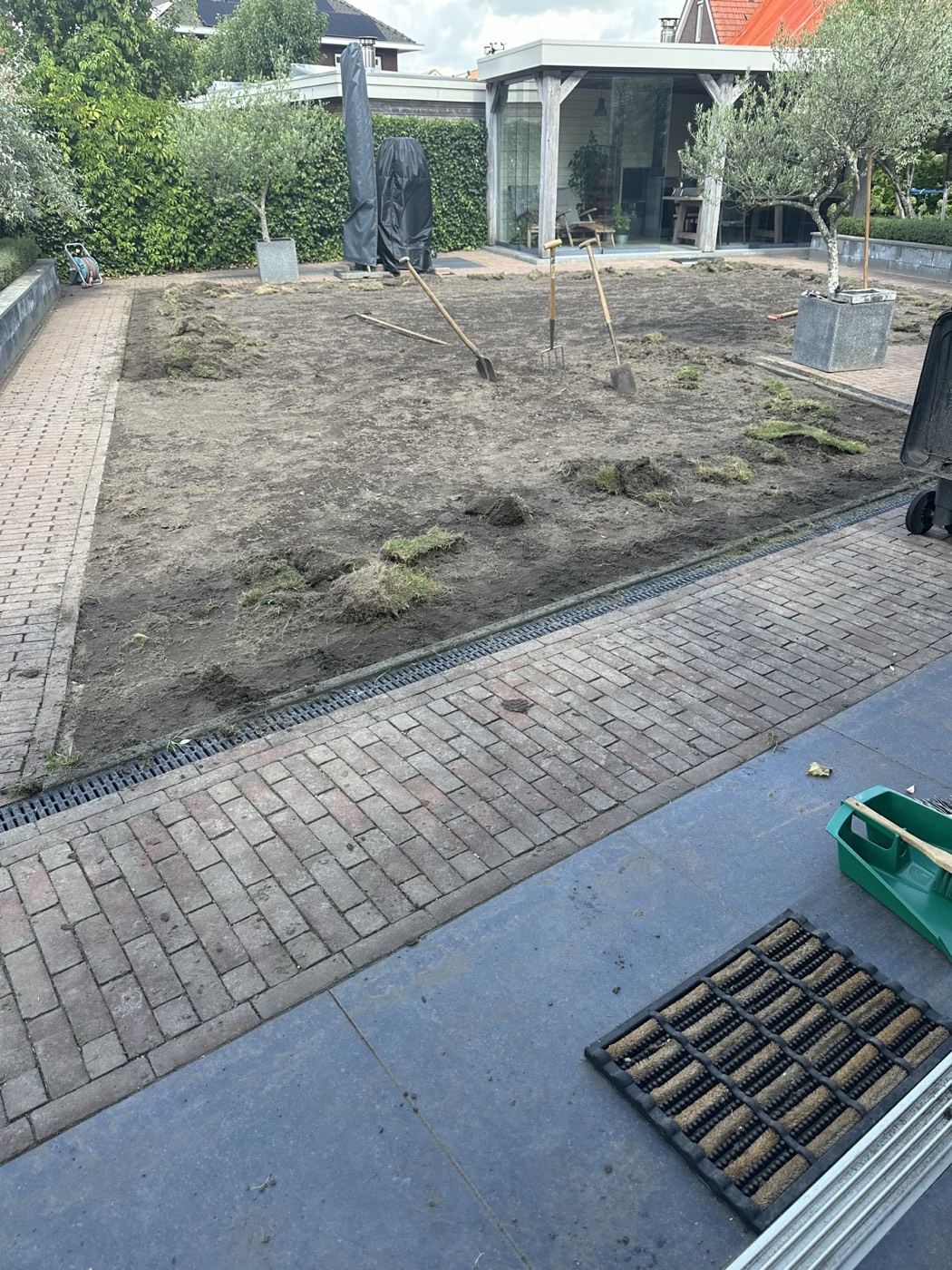 Dezelfde achtertuin op 20 augustus, kale gefreesde grond
